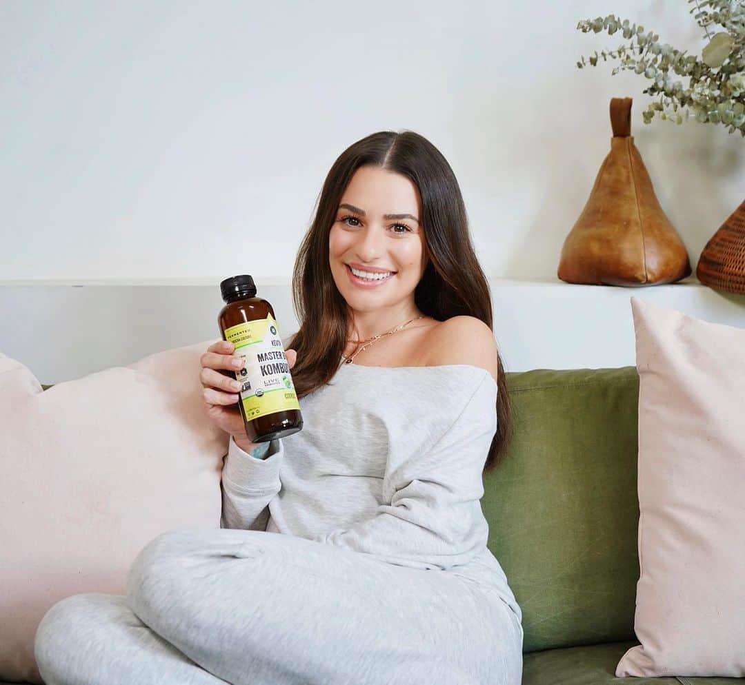 リア・ミシェルのインスタグラム：「When #WellnessWednesday and #NationalBoochDay collide! 🎉 #ad Celebrating today with my favorite booch from @KeVitaDrinks (the citrus flavor…sooooo good!). Each bottle has billions of live probiotics making it such an easy and great addition to your wellness routine. Cheers to being good to yourself. Visit @KeVitaDrinks to learn how you can get a bottle for free! Cheers to that! 🙌🏻」