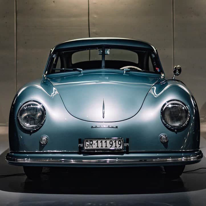 ノーマン・フォスターのインスタグラム：「Pre A split screen Porsche 1950 - beautiful lines.」