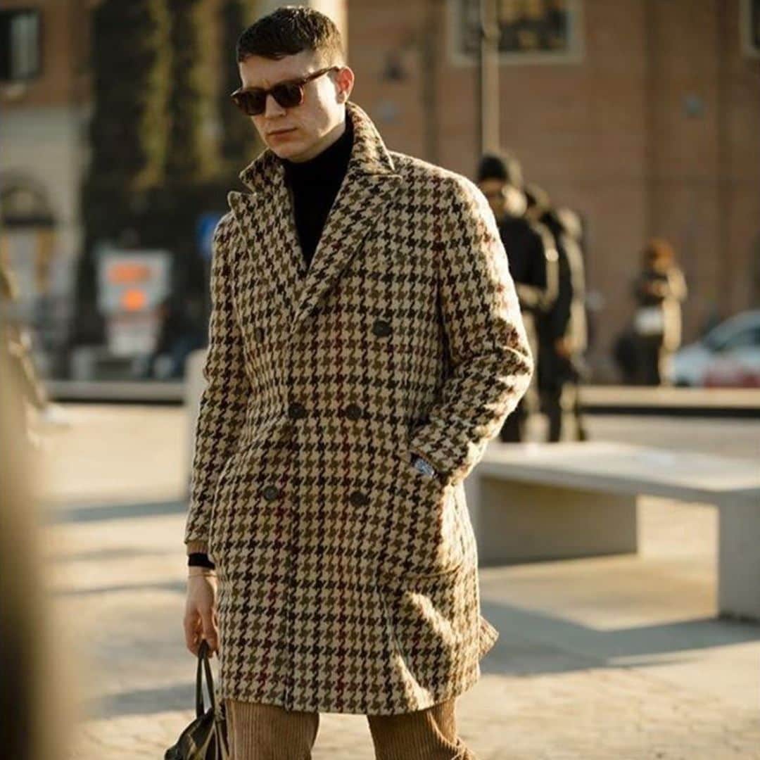 Johnstonsさんのインスタグラム写真 - (JohnstonsInstagram)「@benedict_browne featured by @gq wearing our AW20 check reversible car coat at #pittiuomo97 . Photo by: @thousandyardstyle for @gq . #johnstonsofelgin #johnstons #pittiuomo #pitti #gq #aw20 #mensfashion #menscoat #carcoat #tailoring #florence」1月16日 2時30分 - johnstonsofelgin