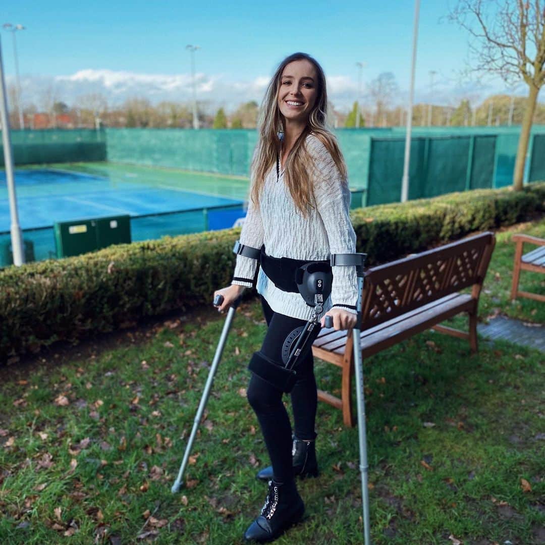 ローラ・ロブソンのインスタグラム：「My last day of crutches MOOD 🤩🎉💃🏻 Been a long ass month with this brace on but we go againnn」