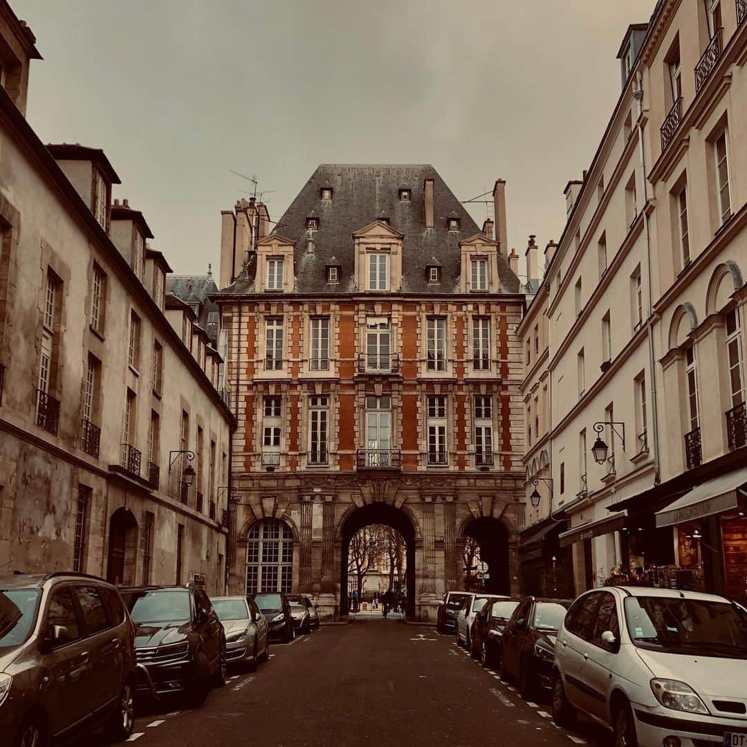 インバー・ラヴィのインスタグラム：「Paris, lever du soleil」