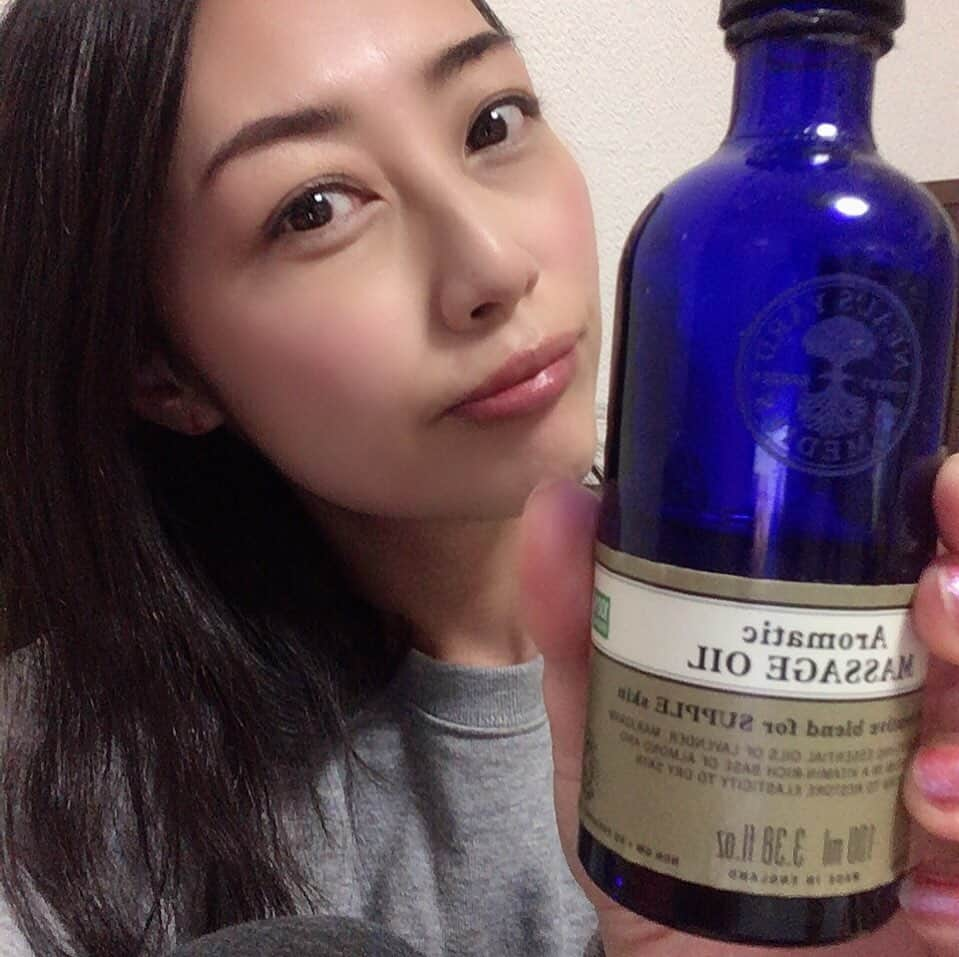 大湯みほさんのインスタグラム写真 - (大湯みほInstagram)「……… おやすみなさい🌷✨✨ ・ 1日の終わりは、organicのローズオイル✨でマッサージ☺️ ・ 身体の節々に、今日もお疲れ様、リラックスしてね✨の気持ちも込めて💐マッサージしながら寝ちゃうことも…（´-`）.｡oO ・ 今日も皆さまおつかれさまでした🌟」1月16日 2時55分 - nukazukemiho0320