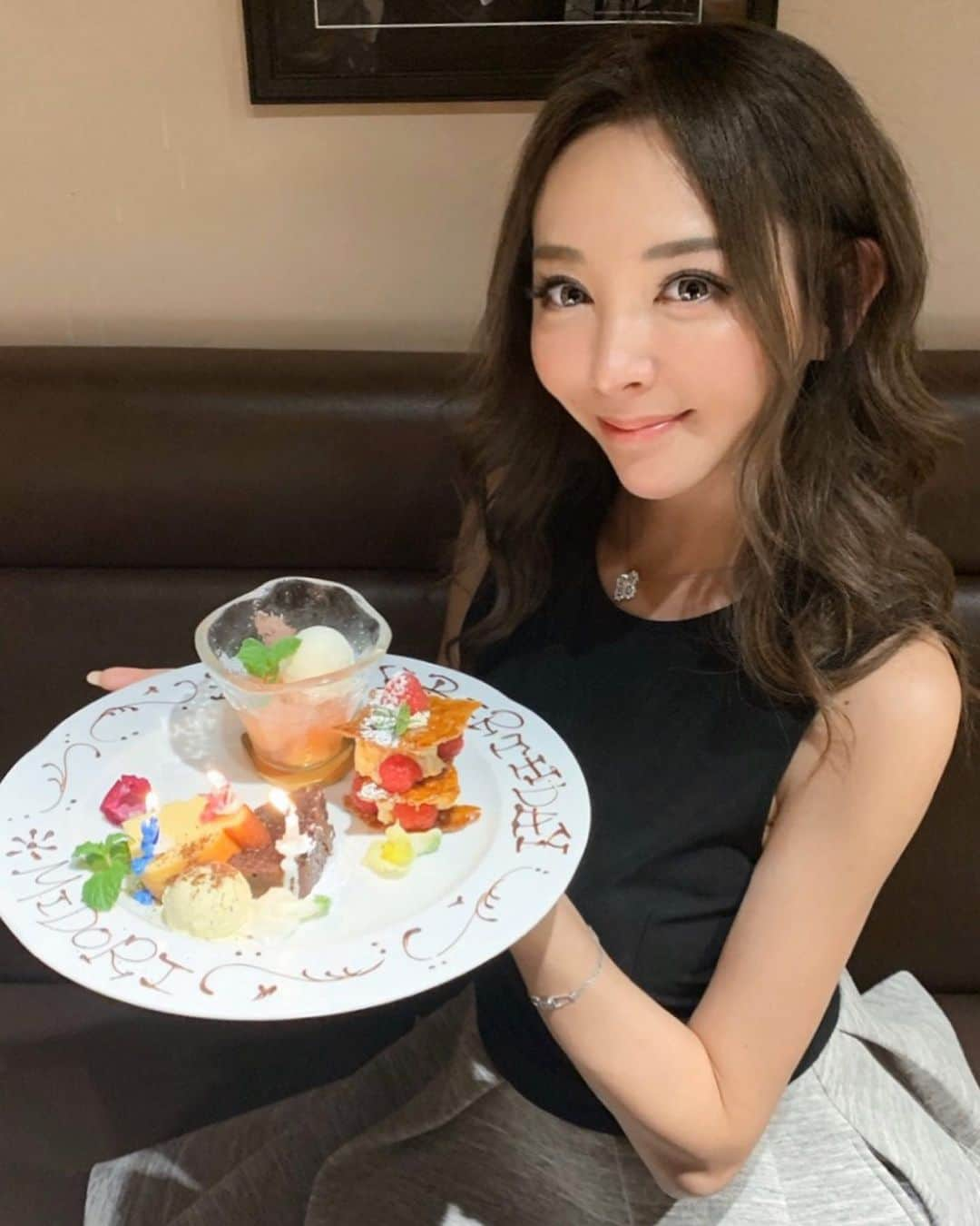 山崎みどりさんのインスタグラム写真 - (山崎みどりInstagram)「美容室の後、まりこと涼子さんがお誕生日お祝いしてくれました♥️﻿ ﻿ 2人が素敵なdinner🍽フルコースをご馳走してくれたー😍🥰♥️﻿ ﻿ 美味しいお料理にバースデープレートも❣️﻿ ﻿ 嬉しかったな🎂♥️﻿ ﻿ この日は朝までコースになりました（笑）﻿ ﻿ ──────────────────────────﻿ #birthday #birthdaydinner #﻿お誕生日 #お誕生日お祝いありがとう #フレンチ #フレンチディナー #🇫🇷 #ギャマン #オーギャマンドトキオ #augamandetokio」1月16日 3時03分 - midori_yamasaki_