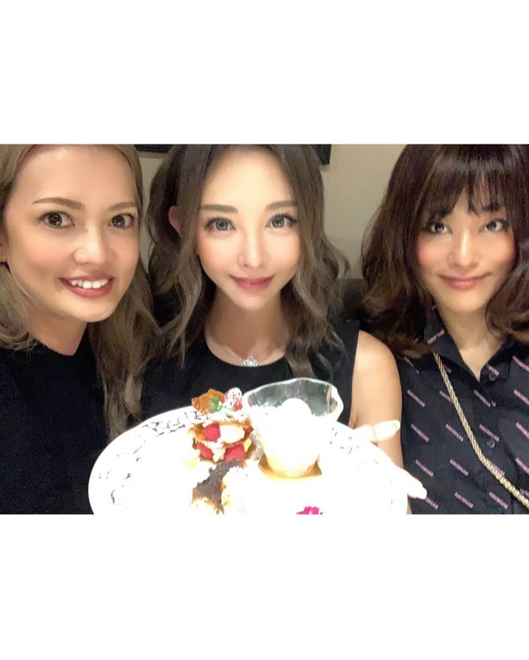 山崎みどりさんのインスタグラム写真 - (山崎みどりInstagram)「美容室の後、まりこと涼子さんがお誕生日お祝いしてくれました♥️﻿ ﻿ 2人が素敵なdinner🍽フルコースをご馳走してくれたー😍🥰♥️﻿ ﻿ 美味しいお料理にバースデープレートも❣️﻿ ﻿ 嬉しかったな🎂♥️﻿ ﻿ この日は朝までコースになりました（笑）﻿ ﻿ ──────────────────────────﻿ #birthday #birthdaydinner #﻿お誕生日 #お誕生日お祝いありがとう #フレンチ #フレンチディナー #🇫🇷 #ギャマン #オーギャマンドトキオ #augamandetokio」1月16日 3時03分 - midori_yamasaki_