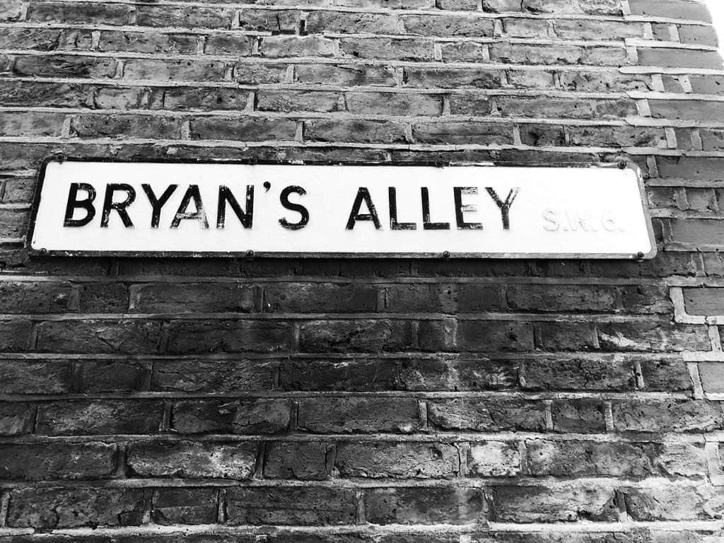 ブライアン・アダムスのインスタグラム：「Right up my alley #bryanadamsshinealight」