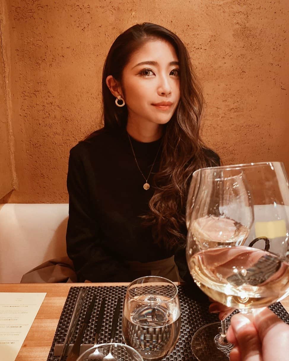 佐藤あずみのインスタグラム：「相方さん、お誕生日おめでとう！乾杯🥂 . 写真のセンスはないし、言葉はいつも足りないし、適当だし、怒ることを態々するし、喧嘩ばっかり！だけど、いつも見方でいることは忘れないでね！ . おめでとう！いつもありがとう。」