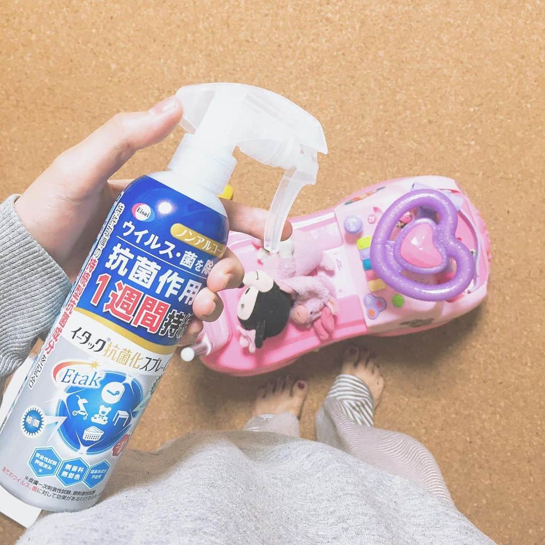 のインスタグラム：「ㅤㅤㅤㅤㅤㅤㅤㅤㅤㅤㅤㅤㅤ ㅤㅤㅤㅤㅤㅤㅤㅤㅤㅤㅤㅤㅤ  最近気づくとはるちゃんが 何でもかんでも口に入れていて #除菌 や#抗菌 しっかりしなきゃなー と思っていたら今回素敵なご縁が…♪ ㅤㅤㅤㅤㅤㅤㅤㅤㅤㅤㅤㅤㅤ  #エーザイ から出ている #イータック抗菌化スプレーα の商品説明会に ご招待いただいたので 私も参加させていただきました！ ㅤㅤㅤㅤㅤㅤㅤㅤㅤㅤㅤㅤㅤ ㅤㅤㅤㅤㅤㅤㅤㅤㅤㅤㅤㅤㅤ  #イータック は抗菌バリアが 1週間も持続してくれて 家の中のあらゆる場所で使用できます✌︎ ㅤㅤㅤㅤㅤㅤㅤㅤㅤㅤㅤㅤㅤ  子供のおもちゃや家族みんなが触るドアノブ、 冷蔵庫の取手なんかも 意外に菌が多いみたいです、、、！ #アルコールフリー なので 子供のおもちゃにも安全！ ㅤㅤㅤㅤㅤㅤㅤㅤㅤㅤㅤㅤㅤ ㅤㅤㅤㅤㅤㅤㅤㅤㅤㅤㅤㅤㅤ  私もここぞとばかりにシュッシュしてます（笑） コスパも良いし今年の#ウイルス対策 スタメン確定です！ ㅤㅤㅤㅤㅤㅤㅤㅤㅤㅤㅤㅤㅤ ㅤㅤㅤㅤㅤㅤㅤㅤㅤㅤㅤㅤㅤ  #イータック抗菌化ウエットシート #PR  #週一除菌#とりあえずイータック#プレママ#除菌グッズ#シンプルな暮らし#インテリア#赤ちゃんのいる生活#子育てママ#シンプルライフ#暮らしを整える#インテリア雑貨#新米ママ#手洗い #女の子ママ#二児ママ#生後半年#生後6ヶ月#babygirl#女の子ベビー#mamagirl」