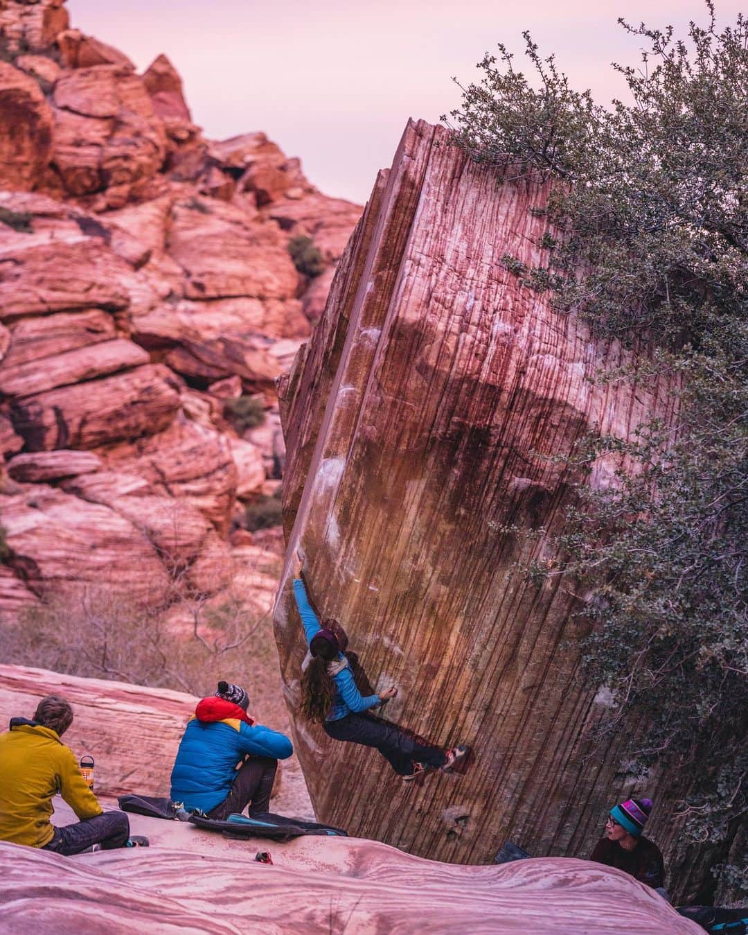 ブルック・ラバウトゥーのインスタグラム：「Very happy to send this beautiful climb, Meadowlark Lemon stand! Having tons of fun in Red Rocks so far! • 📸 by @brennannnnn from a few days ago」
