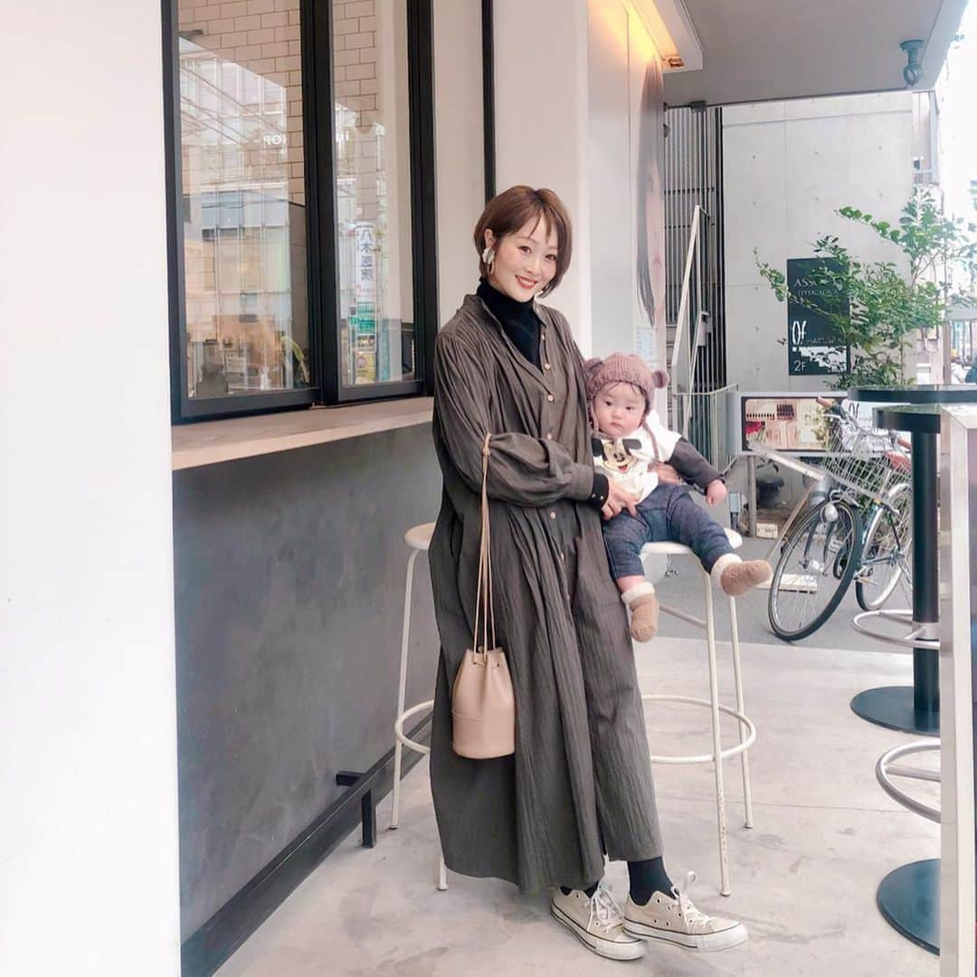 Kikuno Sayumiさんのインスタグラム写真 - (Kikuno SayumiInstagram)「〻cafe〻 ・ ・ ・ 昨日は @harunya0129 と @miyu213213 のbirthday surprise🎉2人ともおめでとう💘 ・ 自由が丘の @jiyugaokabakeshop にて。クロックマダム美味しかった😋#子連れランチ に最適だよ✨ここはオムツ替えスペースないけど同じ建物内2Fにスペースあり。 ・ 店員さんもすごく優しかった♡♡ ・ その後はSHIROカフェへ移動𖠚ᐝイチゴの豆乳のやつ美味しかった🍓あと、ホワイトリリーのヘアオイル買った！いい匂い✨ ・ コーデ ・ ショート(あ、さらに短くしました😂)にボリュームのあるロングワンピ好き💘ワンピは @pichi__official のだよ♡ ・ 小さめのバッグは @a_trend_ld これめっちゃ可愛くて最近お気に入り🥰 ・ 4枚目、みっちゃん @amigo.amigo.5205622 と。ママはお互いイメチェン。みっちゃんのウルフオシャレで似合ってる😍赤ちゃん達同じ表情、かわいすぎ😍 ・ #あらたんコーデ は全身 @petitmain_official だよ🐻 ・ ・ ・ onepiece▶ @pichi__official bag▶ @a_trend_ld pierce▶ @m.noripeee (最近ご出産されたよ、赤ちゃんめっちゃ可愛いぃ。そしてまたピアスの新作楽しみにしてます😍今はゆっくりされてください) ・ ・ ・ #生後5ヶ月#コドモノ #ファッション#fashion#ママ#プチプラコーデ#大人カジュアル#ヘアアレンジ#大人可愛い#ジユジョ #lucrajp#シンプルコーデ#mamagirl#ママリ#ママリファッション#locari#お洒落さんと繋がりたい#ママコーデ#令和ベイビー#赤ちゃんのいる生活#ショートヘア #ショートヘアアレンジ #冬コーデ#ハンサムショート」1月16日 8時48分 - sayumikikuno