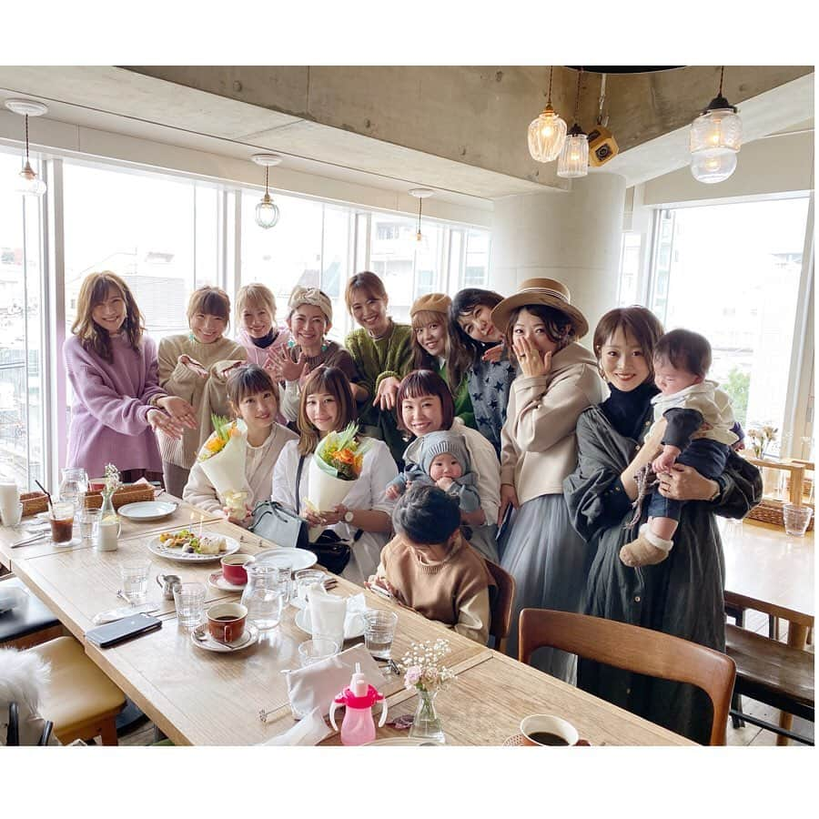 Kikuno Sayumiさんのインスタグラム写真 - (Kikuno SayumiInstagram)「〻cafe〻 ・ ・ ・ 昨日は @harunya0129 と @miyu213213 のbirthday surprise🎉2人ともおめでとう💘 ・ 自由が丘の @jiyugaokabakeshop にて。クロックマダム美味しかった😋#子連れランチ に最適だよ✨ここはオムツ替えスペースないけど同じ建物内2Fにスペースあり。 ・ 店員さんもすごく優しかった♡♡ ・ その後はSHIROカフェへ移動𖠚ᐝイチゴの豆乳のやつ美味しかった🍓あと、ホワイトリリーのヘアオイル買った！いい匂い✨ ・ コーデ ・ ショート(あ、さらに短くしました😂)にボリュームのあるロングワンピ好き💘ワンピは @pichi__official のだよ♡ ・ 小さめのバッグは @a_trend_ld これめっちゃ可愛くて最近お気に入り🥰 ・ 4枚目、みっちゃん @amigo.amigo.5205622 と。ママはお互いイメチェン。みっちゃんのウルフオシャレで似合ってる😍赤ちゃん達同じ表情、かわいすぎ😍 ・ #あらたんコーデ は全身 @petitmain_official だよ🐻 ・ ・ ・ onepiece▶ @pichi__official bag▶ @a_trend_ld pierce▶ @m.noripeee (最近ご出産されたよ、赤ちゃんめっちゃ可愛いぃ。そしてまたピアスの新作楽しみにしてます😍今はゆっくりされてください) ・ ・ ・ #生後5ヶ月#コドモノ #ファッション#fashion#ママ#プチプラコーデ#大人カジュアル#ヘアアレンジ#大人可愛い#ジユジョ #lucrajp#シンプルコーデ#mamagirl#ママリ#ママリファッション#locari#お洒落さんと繋がりたい#ママコーデ#令和ベイビー#赤ちゃんのいる生活#ショートヘア #ショートヘアアレンジ #冬コーデ#ハンサムショート」1月16日 8時48分 - sayumikikuno