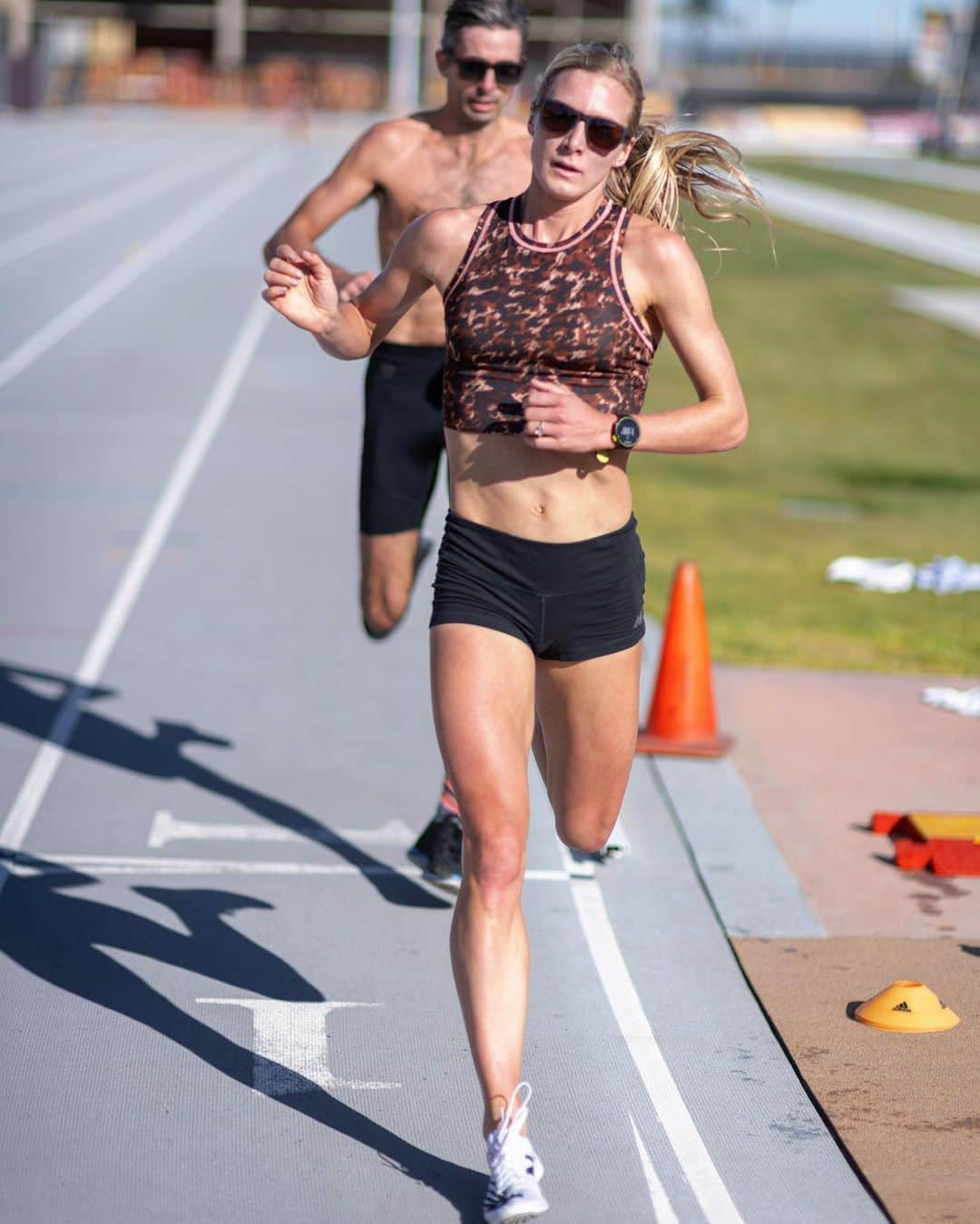 エマ・コバーンさんのインスタグラム写真 - (エマ・コバーンInstagram)「Getting race ready, one lap at a time. #justkeeprunning #TeamNB #LikeABoss [pic @aricvhphoto workout buddy @williamleer getting ready for @newbalance @nbindoorgp January 25th]」1月16日 3時26分 - emmacoburn