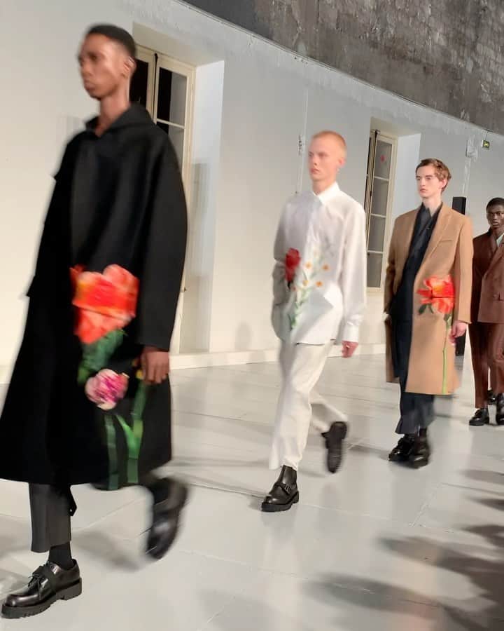 スコット・シューマンのインスタグラム：「Mr @pppiccioli has done it again for @maisonvalentino ! GREAT collection! Those floral coats please !」