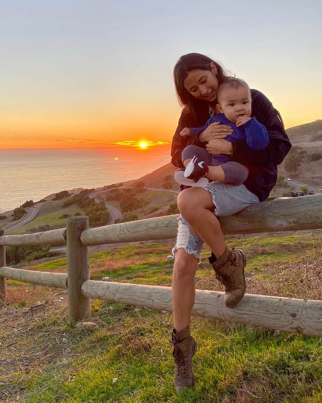 メロディー洋子のインスタグラム：「❤️ Kim, Miles, and Maximo MacGregor! So thankful for these wonderful people in my life. ❤️ 2020 is going to be a year full of blessings! 🥰 Sending love from California~🌅 大好きな家族！💖 #suprememastermaximo #sunset #melodyexploresla #melodystravels」
