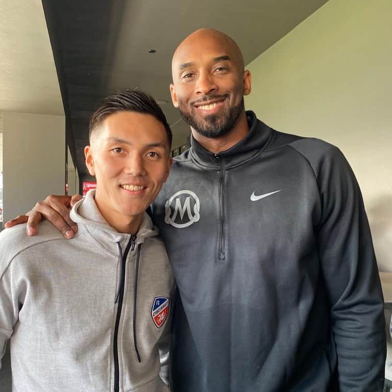 久保裕也のインスタグラム：「I had great meeting with kobe bryant🏀Thank you for taking a photo🤳😁」