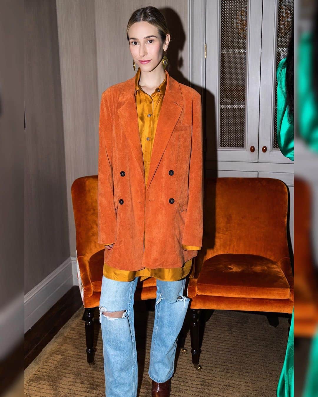 のインスタグラム：「My rider for parties insists on matching decor  Last night celebrating the loveliest @hellessy 🧡🧡🧡」