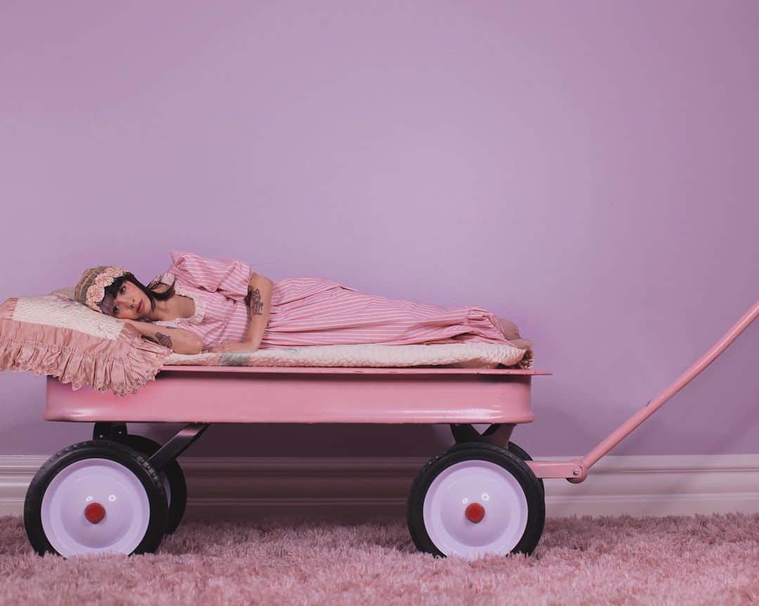 メラニー・マルティネスのインスタグラム：「When I was a child my parents would pull me in a wagon so I could fall asleep💕💤」