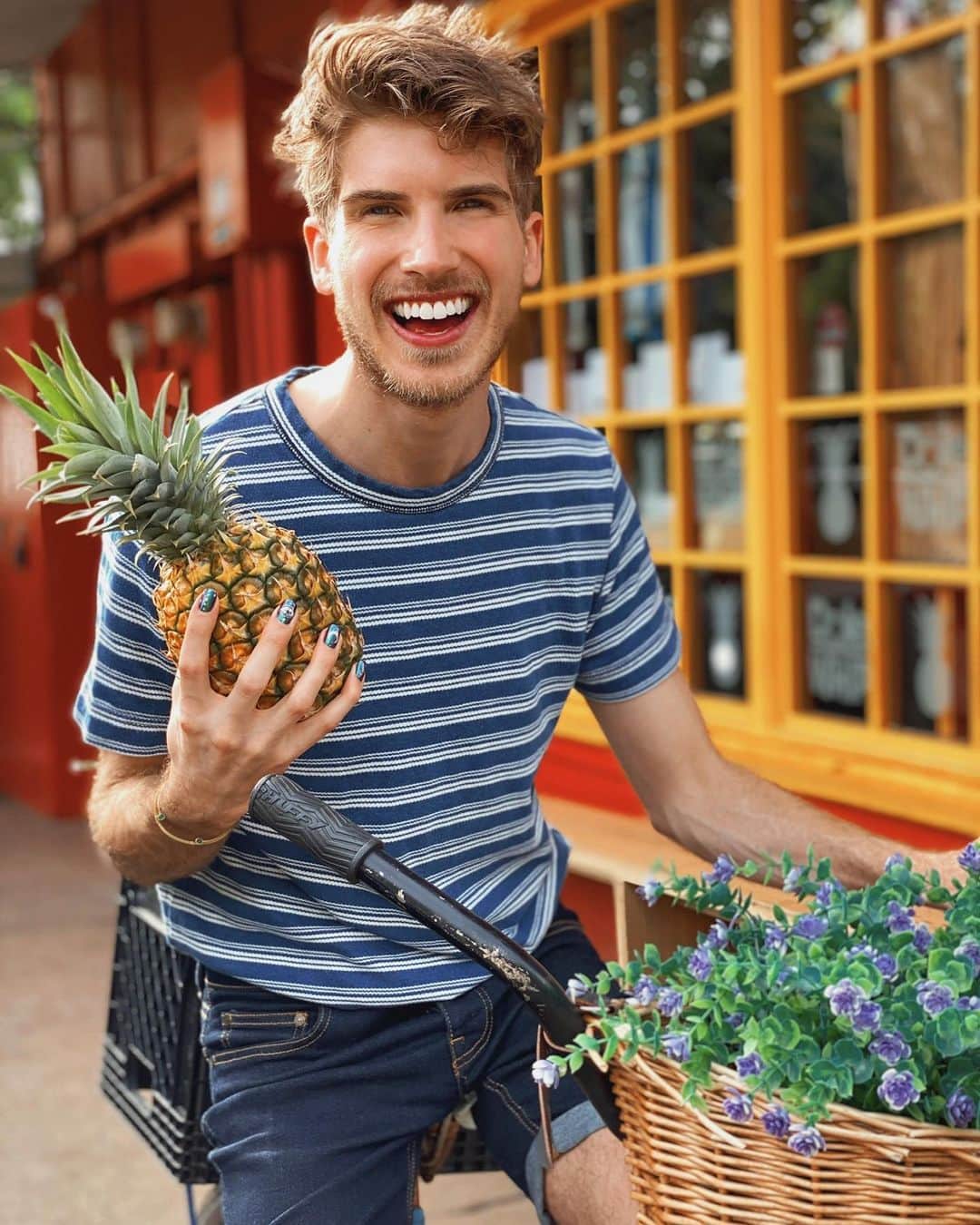 ジョーイ・グレーセッファのインスタグラム：「never a Dole moment 😏🍍aloha, beaches. drop me your fave tropical emojis below! 🧡」