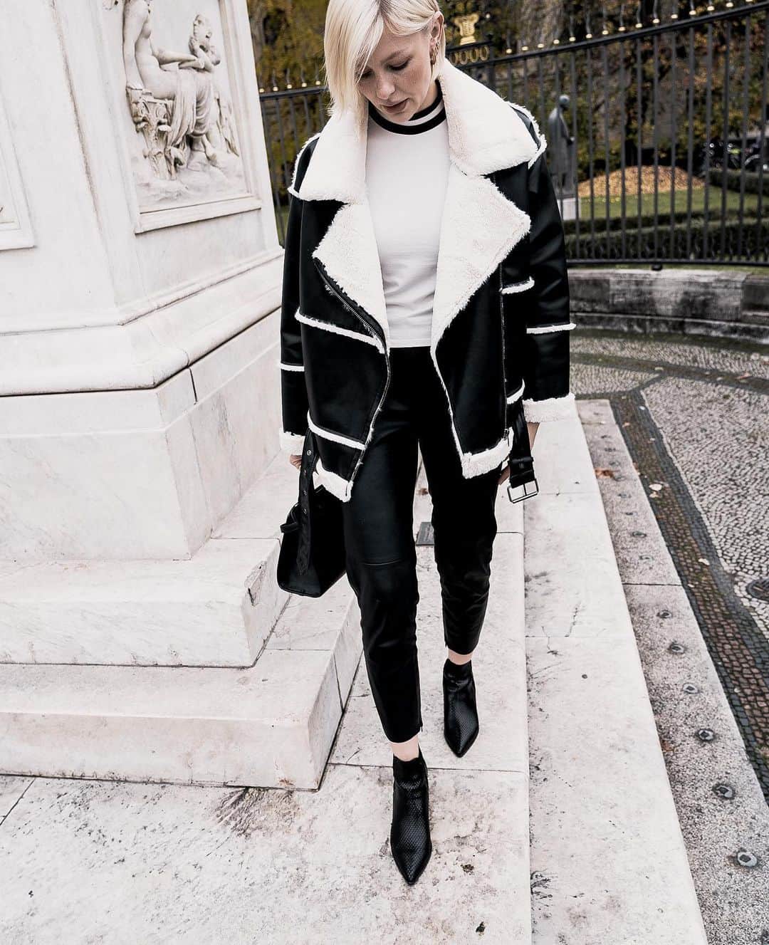 のインスタグラム：「cozy outfit with viper black booties. just perfect. #kennelundschmenger #cozy #blackboots #boots #winteroutfit」