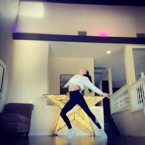 マンディー・ジルーのインスタグラム：「“Once you choose hope, anything’s possible.” 😊✨💙 ⁣ Dancing to #HopesUp by @famesmusic via @tiktok!  Produced by my brother @garretjiroux & the homie Kevin Bard. Choreography by 🙋🏻‍♀️」