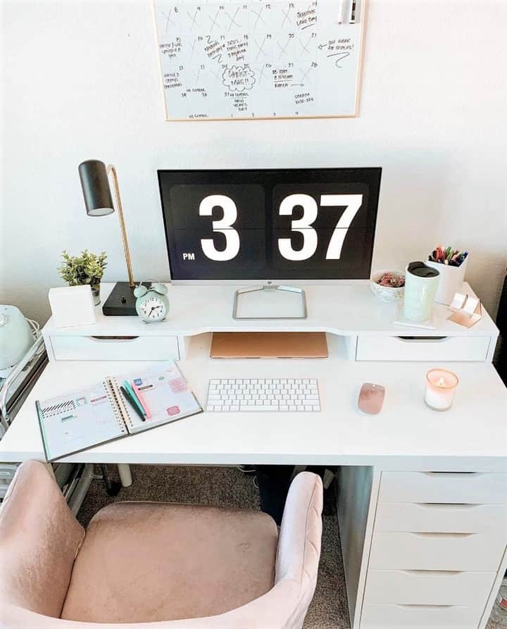 のインスタグラム：「The only thing better than an organized desk, is an organized desk with a pink velvet chair (📸: @missjessicanicoleblog)」
