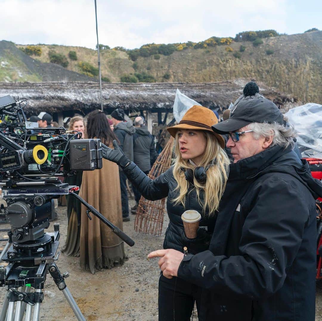 キャサリン・ウィニックのインスタグラム：「Behind the scenes of next week’s directorial debut. Today’s challenge.. How do we hide Into the Badlands set? It’s right behind ours! 🎬 #Director #Vikings」