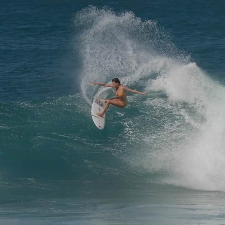 アラナ・ブランチャードのインスタグラム：「I’m ready for some more of this please😁 this is some waves from a few weeks ago riding my fav @pyzelsurfboards 🎥 @hampositive music by: @leskrills」