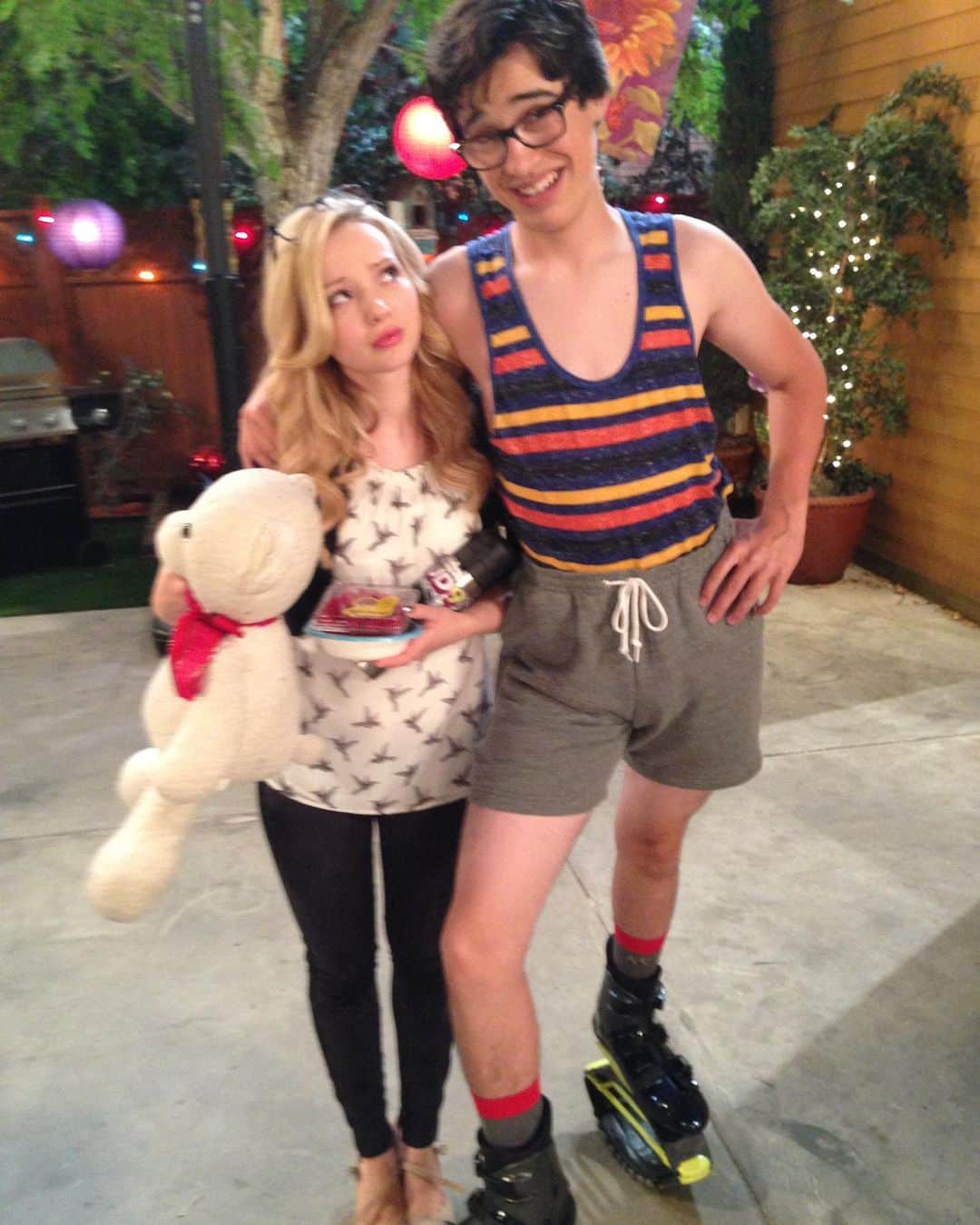 ジョーイ・ブラッグのインスタグラム：「Happy Birthday to my first (little) big sister(s)! Sing it loud, @dovecameron!」