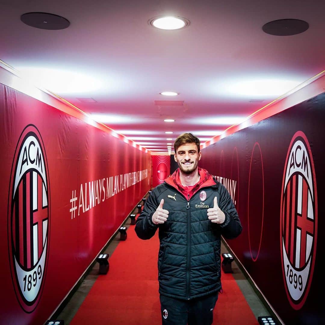 ACミランさんのインスタグラム写真 - (ACミランInstagram)「"Tonight was really special, it was an incredible moment, as only playing for #ACMilan can be!" A beaming Gabbia following his San Siro debut. #MilanSPAL #CoppaItalia #SempreMilan」1月16日 6時12分 - acmilan