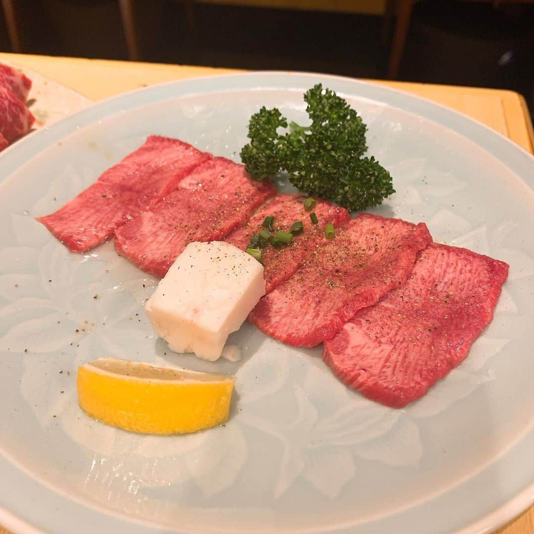 瀬乃ひなたさんのインスタグラム写真 - (瀬乃ひなたInstagram)「正月早々に食べた旨い肉達と moe hazukiです🤗(葉月もえちゃん) . . お店は新宿の歌舞伎町にある 『遊牧』てお店だよ🙆‍♀️ 牛刺し？が何百枚でも食べれる美味さだった😡✨ . . . #新宿　#新宿焼肉　#歌舞伎町焼肉　#歌舞伎町　#焼肉　#にくすたぐらむ　#肉スタグラム　#🥓　#牛刺し　#牛タン　#美味い　#肉　#葉月もえ #遊牧　#焼肉遊牧　#毎日焼肉が食べたい人」1月16日 6時16分 - hinapiyosanchi