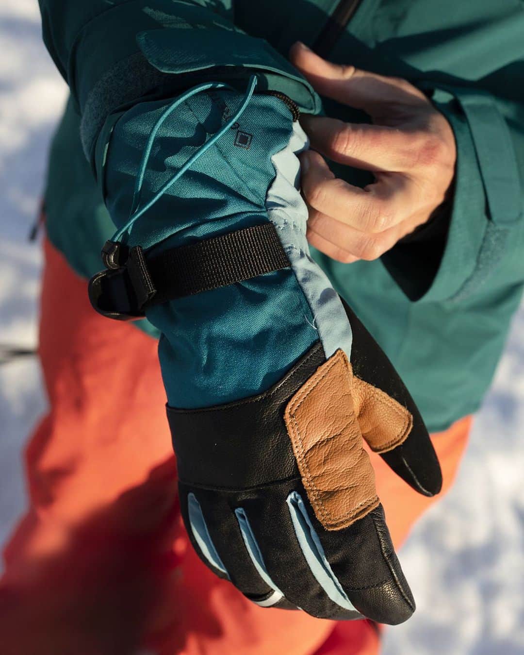 マウンテンハードウェアのインスタグラム：「Engineered with GORE-TEX for enduring weather protection, balanced heat transfer, and optimum moisture management: our selection of gloves help you get a grip on winter. 📷: @davidstubbs1.」
