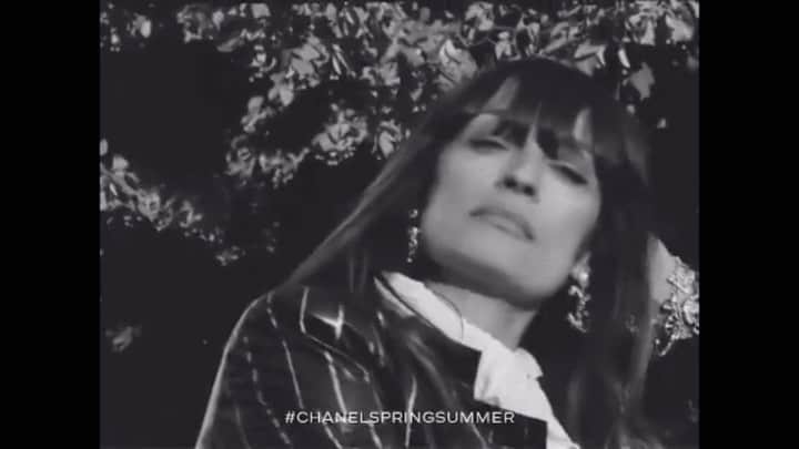 カロリーヌ・ド・メグレのインスタグラム：「💘 @chanelofficial by @virginieviard  Film @leilasmara  #ChanelSpringSummer 🎶 Love in motion, @sebastian_edbgr」