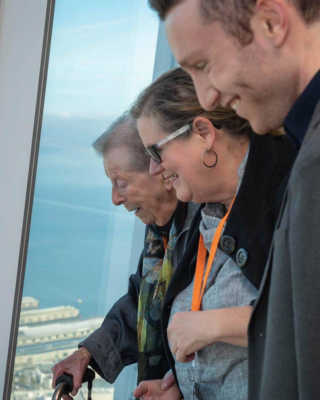 Salesforce さんのインスタグラム写真 - (Salesforce Instagram)「Surprise! 🥳 Last week we hosted a 1️⃣0️⃣0️⃣th birthday party on our #SalesforceTower Ohana Floor for a special, lifelong San Francisco resident, Angela Little. 🎈 Happy birthday from all of us at Salesforce, Angela! 🎂 Thank you for sharing a lifetime of San Francisco memories with us. 💙 — Interested in a tour of Salesforce Tower? Visit salesforcetowertours.com to learn more.」1月16日 6時58分 - salesforce