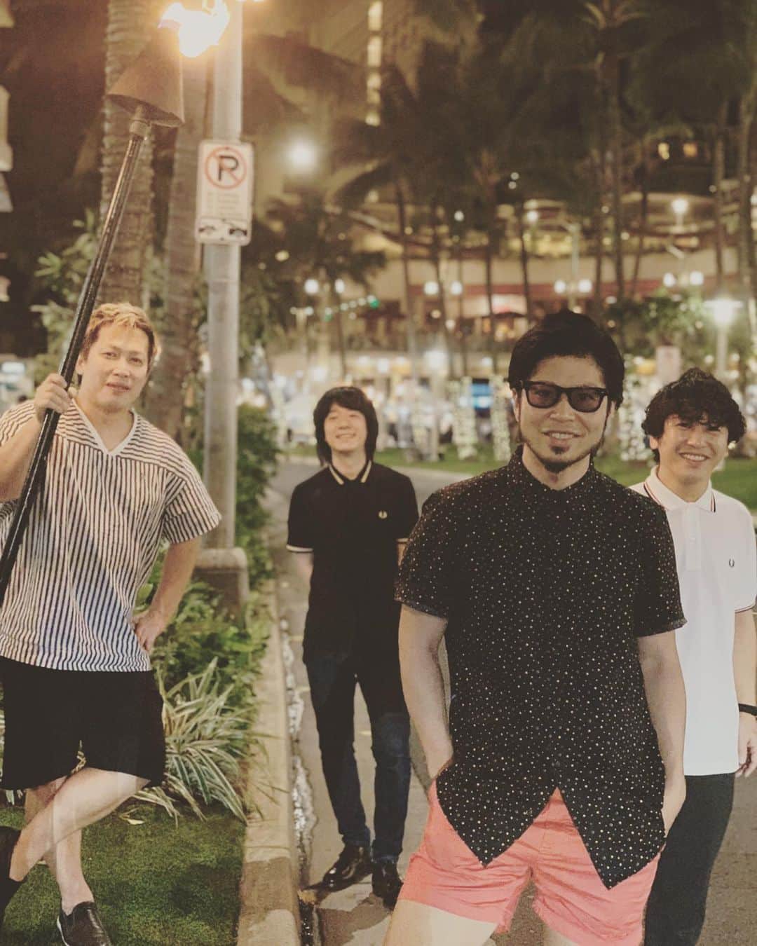 上中丈弥のインスタグラム：「イナズマ戦隊 ハワイにて🏖 アー写風  #イナ戦 #イナズマ戦隊 #hawaiitrip  #waikikibeach」