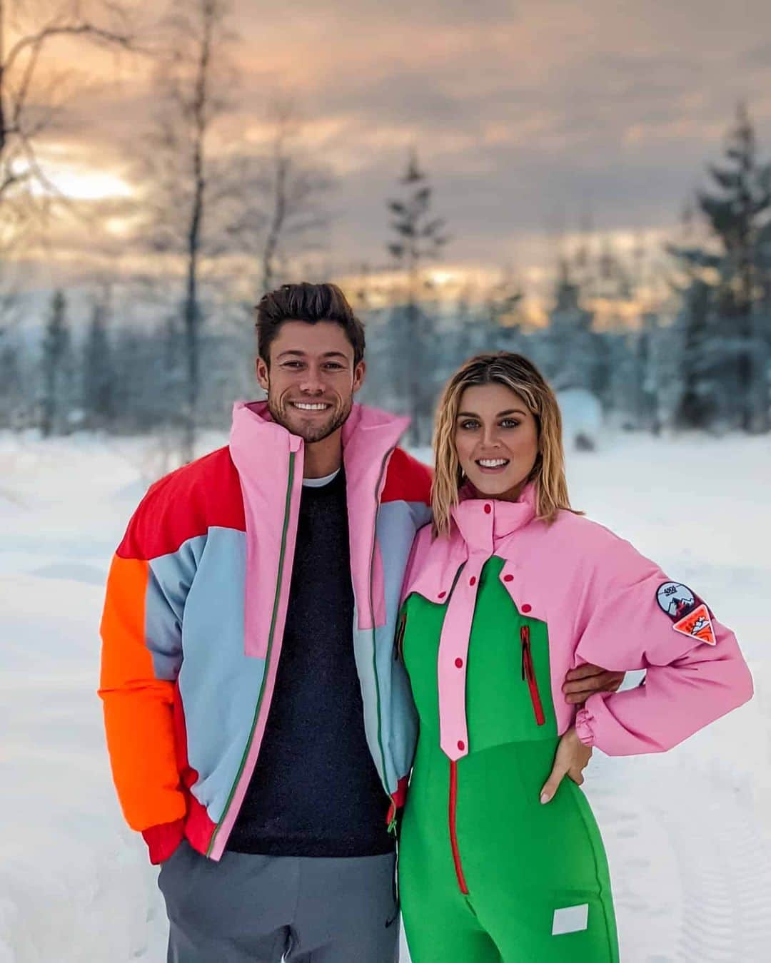 Ashley Jamesさんのインスタグラム写真 - (Ashley JamesInstagram)「The cool kids... 🥰🇫🇮 It was worth going to a cold country for the first time, just so I could discover ASOS's skiwear range. How cool is my ski suit? (Gifted)🎿 Also, crazy to think this was the sky at midday! Miss that magical little place so much. 🇫🇮💫 #lapland #finland」1月16日 18時00分 - ashleylouisejames
