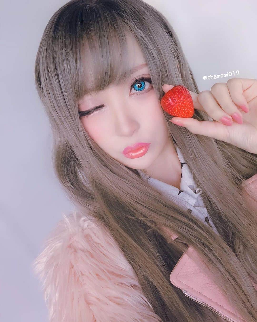 のインスタグラム：「いちごの日 🍓いちごおいしい！ いつもツイートみてくれて ありがとうございます☺️❤️🍓 #いちごの日 #イチゴの日 ツイートはこちら💁‍♀️ https://twitter.com/chamomi017/status/1217390678361047041?s=21 #いちご #strawberry #いちご好き  動画もあげたのでみてね❤️🍓 https://twitter.com/chamomi017/status/1217421150751358976?s=21」