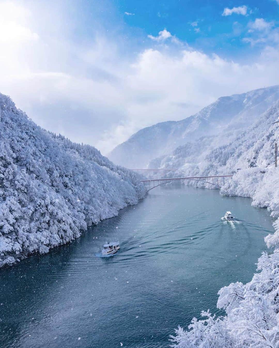 aumoさんのインスタグラム写真 - (aumoInstagram)「【#冬景色×#日本の絶景】 .  富山県砺波市の「#庄川峡 」にて撮影されたお写真📸 . 白銀の世界に浮かぶ遊覧船が幻想的でなんとも美しいですね❄️ . Credit：@tsumizo  さん 素敵なお写真をありがとうございます！ . あなたが撮影した素敵な写真に 「#aumo」を付けて教えてください♡ あなたの投稿が明日紹介されるかも♪ . aumoアプリは毎日配信！おでかけや最新グルメなどaumo読者が気になる情報が満載♡ ダウンロードはプロフィールのURLから✔︎ (iPhone&Android版) . . #富山#富山県#庄川峡#庄川峡遊覧船#日本の絶景#冬#インスタ映え #雪景色 #女子旅#絶景#旅#砺波市#南砺市#日本#team_jp_ #igersjp #japan_daytime_view #wu_japan  #bestjapanpics #japan_of_insta #art_of_japan_ #ptk_japan #photo_jpn #lovers_nippon #tokyocameraclub #あなたとみたい景色#フォトジェニック」1月16日 17時57分 - aumo.jp