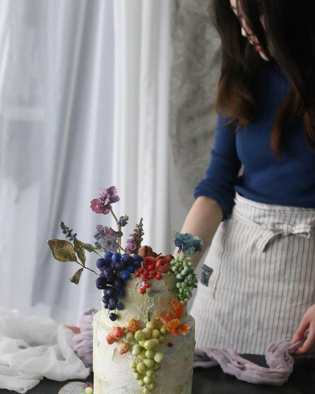 청담 수케이크 (atelier soo)さんのインスタグラム写真 - (청담 수케이크 (atelier soo)Instagram)「ㅡ White chocolate 든든한인연 조물조물.생각없이만들었는데이리귀여울일인가🤏🏻디자인케이크의매력.피노선생님과함께라면즐거움이배가되요🍇🍒🍓 @cake_pino  ㅡ #flower #cake #flowercake #partycake #birthday #weddingcake #buttercreamcake #buttercream #버터크림플라워케이크 #バタ #フラワー #バタークリーム #バタークリームケーキ #フラワーケーキ #スウィーツ #ケーキクラス  #バターフラワー #バターフラワーケーキ #お祝い #誕生日 #수케이크 ㅡ www.soocake.com vkscl_energy@naver.com」1月16日 17時59分 - soocake_ully