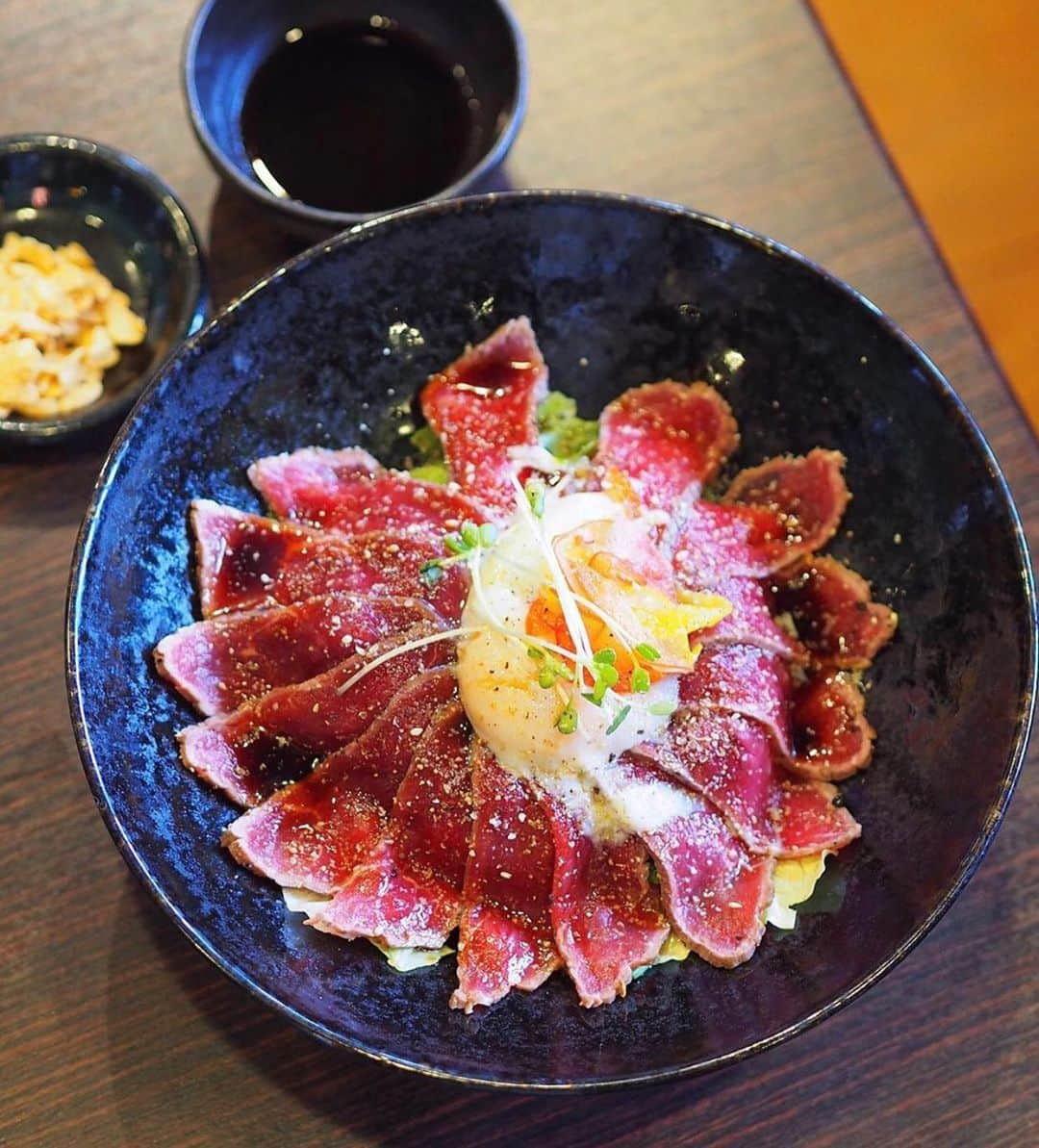 aumoグルメさんのインスタグラム写真 - (aumoグルメInstagram)「. ❤︎贅沢！肉まみれ丼❤︎ ステーキ用のお肉がたたきになって出てきたのが… "肉まみれ"丼😍💗 温玉&ニンニクチップがたっぷりのった柔らかくてジューシーなお肉がたまりません🤤 . . 写真提供 :  @__hideha7916__ さん﻿﻿ 素敵なお写真をありがとうございました♡﻿﻿﻿ .﻿﻿ 店名：【焼肉天道】 ぜひ訪れてみてくださいね。﻿﻿ .﻿﻿ ﻿﻿ あなたが撮影したベストグルメpicに﻿﻿ 「#aumo」を付けて教えて下さいっ☺︎﻿﻿﻿ あなたの投稿が紹介されるかも♪﻿﻿﻿﻿﻿ .﻿﻿ aumoアプリは毎日配信！おでかけや最新グルメなどaumo読者が気になる情報が満載♡﻿﻿ ダウンロードはプロフィールのURLから✔︎﻿﻿﻿ (iPhone&Android版)﻿﻿ .  #奈良ランチ#奈良グルメ#王寺ランチ#焼肉天道#焼肉#焼肉好き#肉まみれ丼#肉スタグラム#インスタ映え#奈良#王寺町#야키니쿠#먹스타그램」1月16日 17時59分 - aumo_gourmet