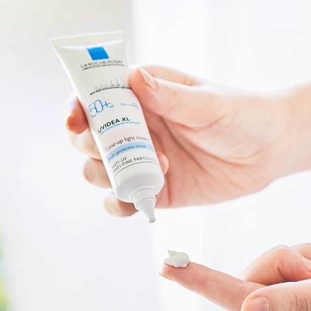 LA ROCHE-POSAY JAPAN ラロッシュポゼのインスタグラム：「. ＼くすみをカバーし、明るさをプラスしたいときに／ . ラ ロッシュ ポゼのトーンアップUVはくすみを自然にカバーし、明るいトーンアップツヤ肌を演出。 . その理由は、光を乱反射し、肌を綺麗に魅せるトーンアップテクノロジー。 . 付け心地の軽さや、保湿感も人気の理由。 数々のベストヒットコスメを受賞したブランドNo.1ヒット商品です。 みなさまもぜひお試しください✨ . UVイデア XL プロテクショントーンアップ 30mL ¥3,740(税込) . #ラロッシュポゼ #larocheposay #UVイデアXLプロテクショントーンアップ #乾燥肌 #敏感肌 #敏感肌対策 #スキンケア #低刺激 #低刺激設計 #敏感肌コスメ #ドクターズコスメ  #トーンアップ #保湿対策 #保湿ケア #乾燥対策 #基礎化粧品 #化粧下地 #紫外線対策 #ライフスタイル #コスメマニア #コスメ購入品 #おすすめコスメ #肌荒れ対策 #コスメ好きさんと繋がりたい #コスメ紹介 #コスメ好き #セルフケア #ツヤ肌 #美肌 #肌活」