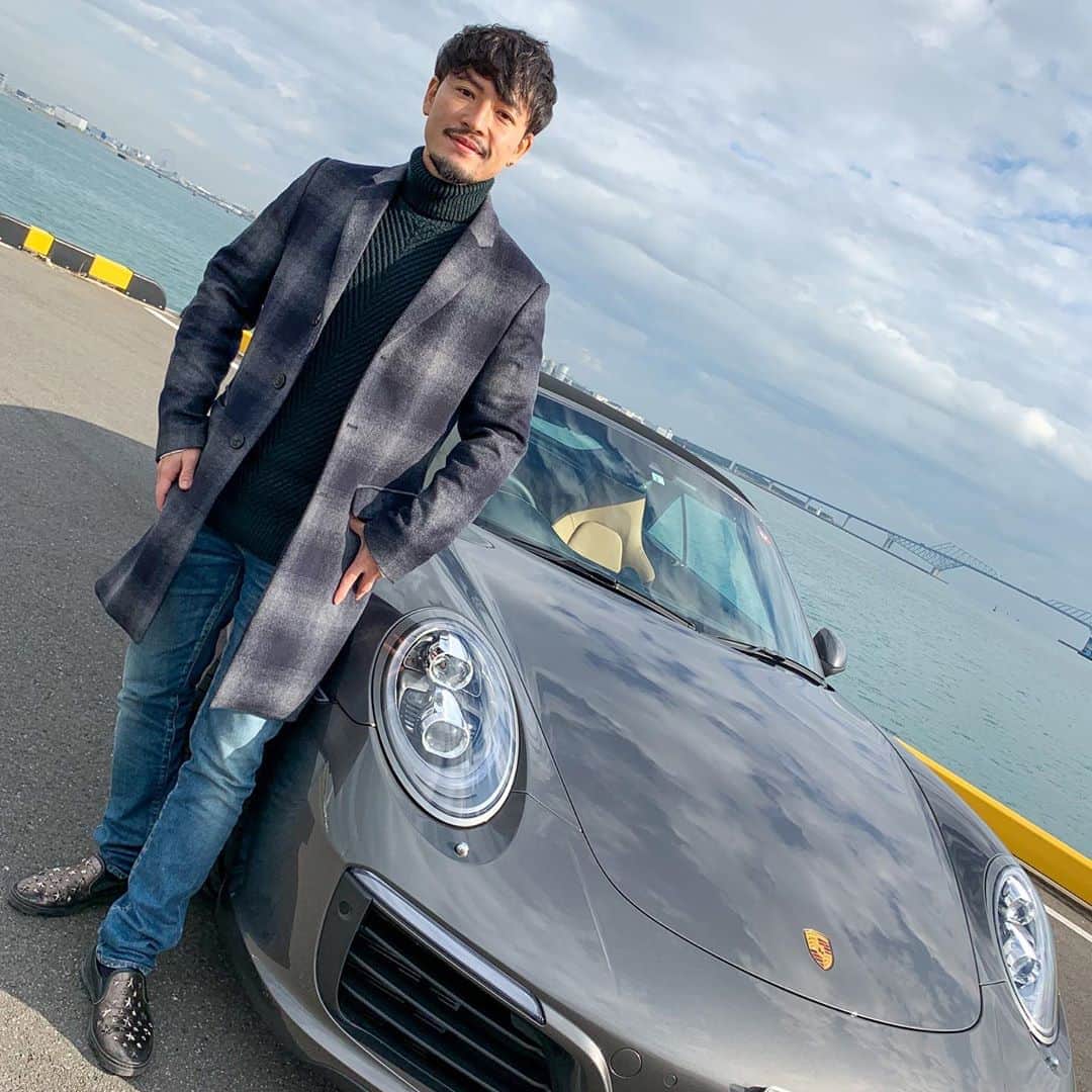 小柳津林太郎のインスタグラム：「先日はポルシェの試乗体験DAYでした。虎ノ門ヒルズの中にある、Porsche Driveにて、思った以上にスムーズなレンタルができました。はじめて、911 Carrera 4S Cabrioletに乗ってみた💨アクセルを踏んだ時のエンジン音がさすがポルシェという体感でした。勝負所のデート時に検討するのはありですな。オープンカースタイルでお台場までいってきましたー😊ちょっとバチェラーの撮影を思い出すドライブでした🌹  Porsche Drive：ポルシェ公式のプレミアムカーレンタルサービスサービス http://bit.ly/35XYvbA  #Porsche #carrera #carrera4scabriolet #PorscheDrive #PR #ポルシェ #虎ノ門 #虎ノ門ヒルズ #お台場 #drive #ドライブ #デート #bachelor #バチェラー #バチェラージャパン #ootd #saintlaurent #denham #jimmychoo」