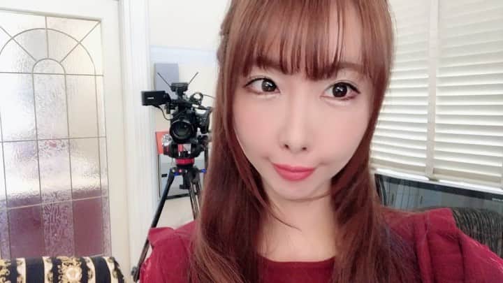 のインスタグラム：「朝からドラマの撮影✨❤️✨ レッド衣装からの続きのシーンなので、今日もレッド衣装❣️ 大好きなスタッフさんたちと、大好きなキャストの皆さんで、本当に楽しい撮影現場です💞  タレント・ヘアメイクさんたち含めて女子率高めの現場ですが、もーもー皆んな本気で大好きすぎる💖  #japan #japanesegirl #drama #ドラマ #撮影現場 #坂地久美 #sakachikumi」