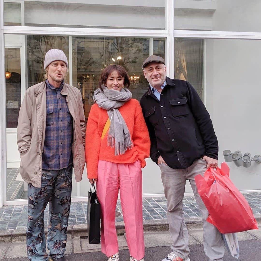 のインスタグラム：「Welcome to Tokyo! 表参道の裏道を歩いてたらば、向こうからオーウェン・ウィルソンさんと友人のニールさん登場！オススメのジャズバーとバーガー屋の情報をあげたら喜んでくれた💕 @nobuyagoldenbrown 🍔も最高だったって✨」