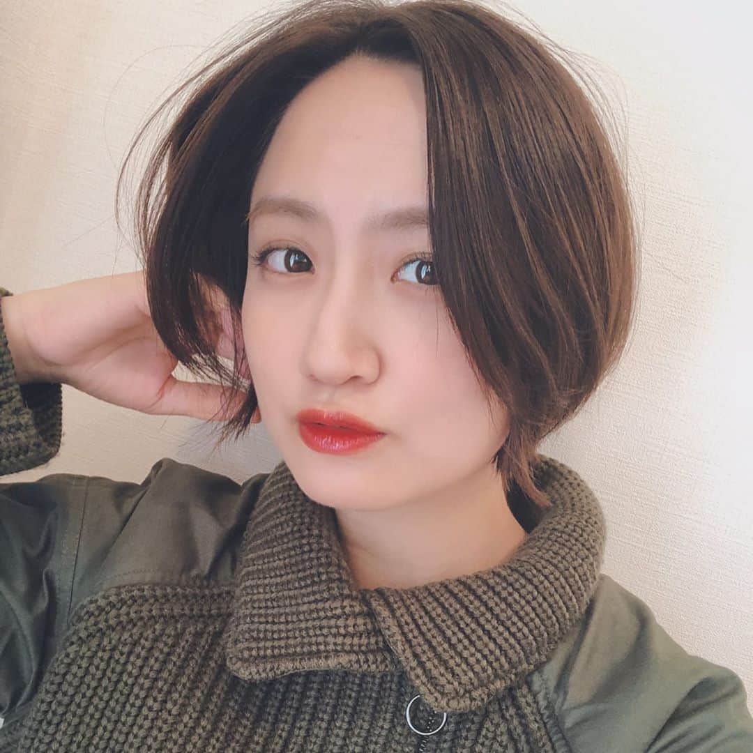 麻生夏子さんのインスタグラム写真 - (麻生夏子Instagram)「去年、ばっさりショートにしてからずっとショートでしたが少し伸ばしてワンレンボブに！﻿ 前髪も長くなってきたのでセンター分けしたらとっても楽。﻿ ﻿ 切りっぱなしボブにしたいので頑張ります。﻿ カットはいつものジョニーさん。 @amis_kazuya_sato  ありがとうございます。﻿ ﻿ #ワンレンボブ #ショートボブ #センター分け #amisbyair」1月16日 16時45分 - natsukoaso0806