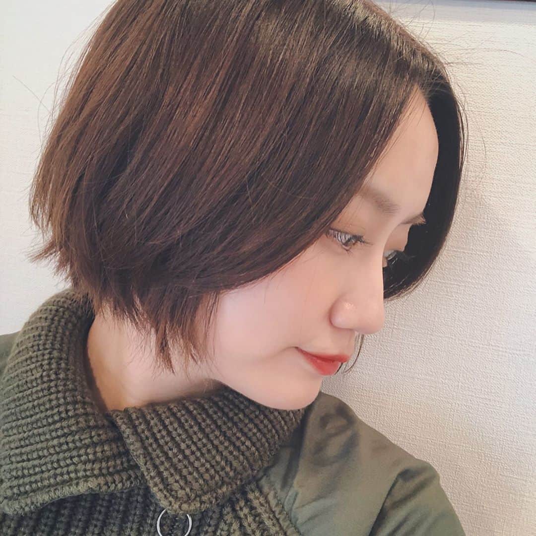 麻生夏子さんのインスタグラム写真 - (麻生夏子Instagram)「去年、ばっさりショートにしてからずっとショートでしたが少し伸ばしてワンレンボブに！﻿ 前髪も長くなってきたのでセンター分けしたらとっても楽。﻿ ﻿ 切りっぱなしボブにしたいので頑張ります。﻿ カットはいつものジョニーさん。 @amis_kazuya_sato  ありがとうございます。﻿ ﻿ #ワンレンボブ #ショートボブ #センター分け #amisbyair」1月16日 16時45分 - natsukoaso0806