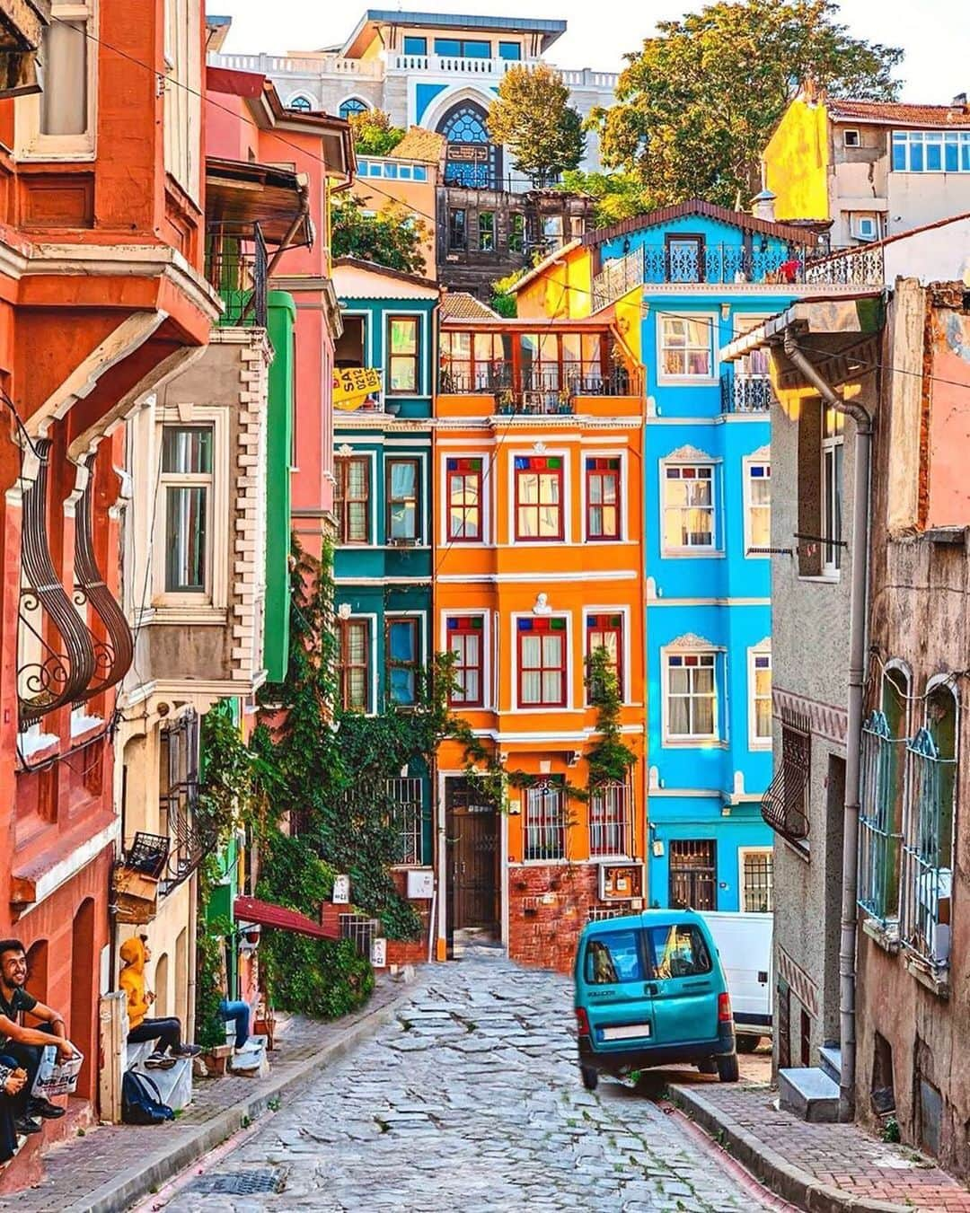 Earth Picsさんのインスタグラム写真 - (Earth PicsInstagram)「Balat, the most fascinating and historically rich neighborhood of Istanbul. 🇹🇷 It is even part of the Unesco world heritage list. Photo by @takemyhearteverywhere」1月16日 16時47分 - earthpix