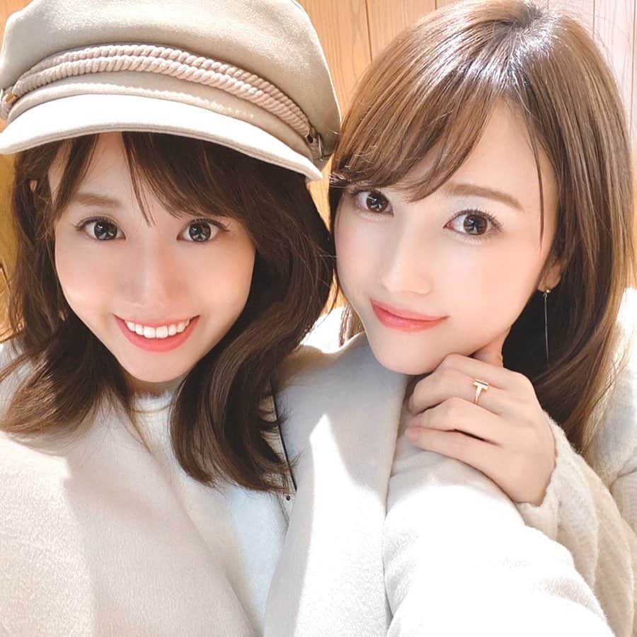佐倉知里のインスタグラム：「ランチお買い物デート♡ . 玲子が見てたファンデ。 かわいすぎておそろいに🎀 今までちゃんとファンデ使ってなかったから どうかなって思ったけど 薄付きでとてもよさそう♡ ツヤ感も。わーい👏🏻 . 一緒に旅行行く計画中🥺 2年前のハワイぶりだぁ楽しみ🙈🌺 懐かしの写真たちも。 . . #diormakeup  #diorskinforever .」