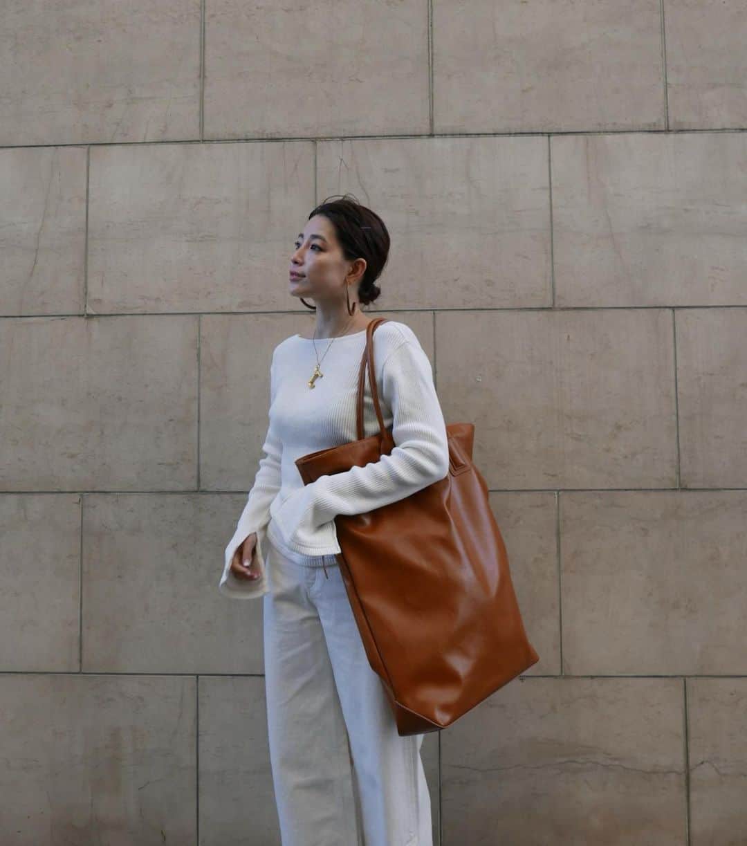 JUNNAさんのインスタグラム写真 - (JUNNAInstagram)「ホワイト×ホワイト😘  エコレザーのBIG BAGは昨年キャンバス素材で作ってご好評いただいたので、この春エコレザーバージョンで再び登場です💪  tops/#バックレースアップカットソー 1月16日 pants/ サイドスリットデニム　1月23日 bag/ #エコレザービッグトートバッグ 1月16日 shoes/ #センターシームショートブーツ  発売中」1月16日 16時57分 - junna