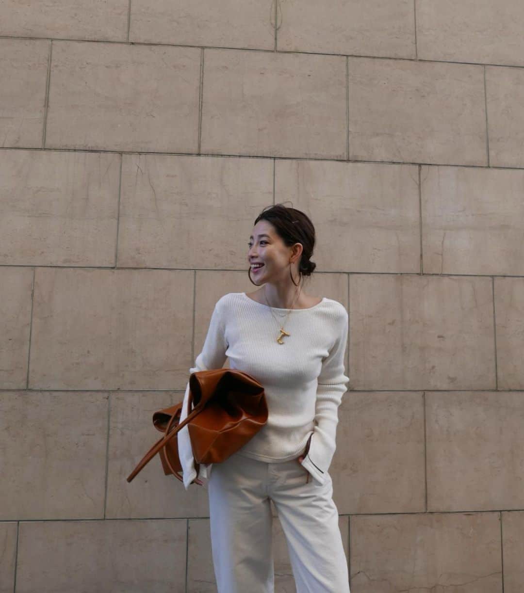 JUNNAさんのインスタグラム写真 - (JUNNAInstagram)「ホワイト×ホワイト😘  エコレザーのBIG BAGは昨年キャンバス素材で作ってご好評いただいたので、この春エコレザーバージョンで再び登場です💪  tops/#バックレースアップカットソー 1月16日 pants/ サイドスリットデニム　1月23日 bag/ #エコレザービッグトートバッグ 1月16日 shoes/ #センターシームショートブーツ  発売中」1月16日 16時57分 - junna