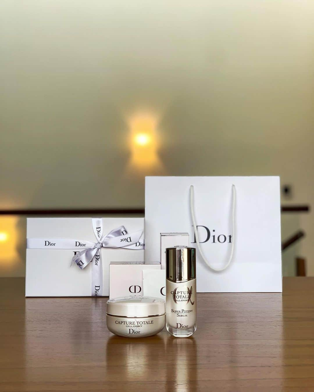 이미아 Mia Lee 李 美兒のインスタグラム：「Usually my skin gets very dry during the winter time.  So I am trying Dior products to help moisturizing my skin.  It's time to get pretty.  겨울에는 히터 등으로 피부가 더욱 건조해지고는 합니다. 그래서 저는 촉촉한 피부를 유지하기 위해 노력하는데, 새로 출시된 캡춰 토탈 에너지 라인 디올 제품 추천받았습니다. 이제 예뻐질 시간입니다. PS Always thankful @diorskincare for supporting!  디올 신제품 항상 보내주셔서 진심으로 감사드립니다! 정성껏 예쁘게 패키지도 감동입니다.🎁😍 #sponsoredAd #유료광고  #diorbeautylovers #디올캡춰토탈 #크림추천 #슈퍼포텐트세럼 #디올스킨케어 #디올캡춰토탈쎌에너지 #안티에이징세럼 #세럼추천 #자생력강화」