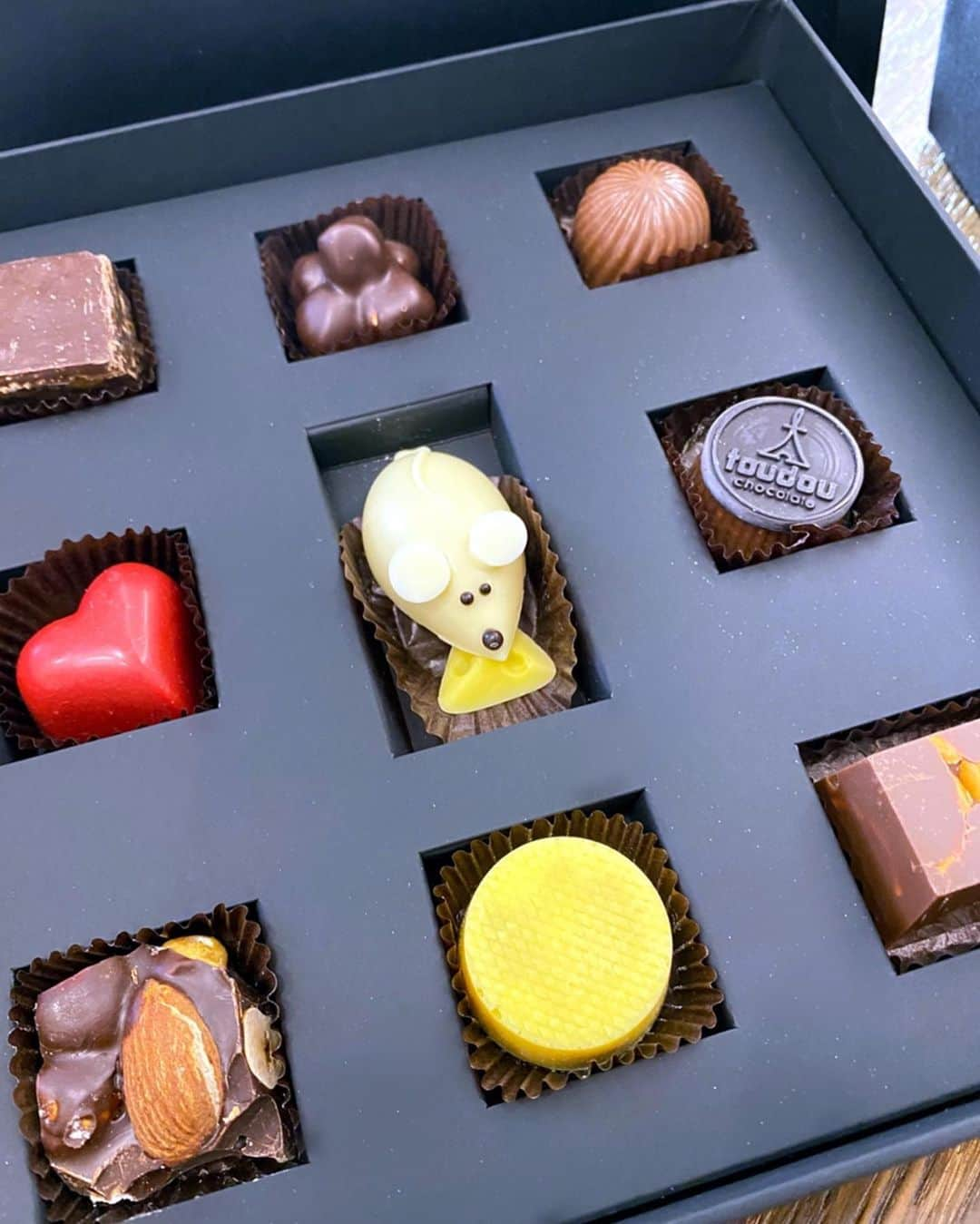 キム・スヒョンさんのインスタグラム写真 - (キム・スヒョンInstagram)「amazing 2020 chinese zodiac “year of the rat” chocolates from my favorite chocolatier @toudou_chocolate 🐭  2020 쥐띠해를 맞아 @toudou_chocolate 에서 초코렛 만들어서 보내주셨어요! 올해 기프트로 최고. 감사해요🤍  pssst..저도 쥐띠! 🐭」1月16日 17時08分 - claudiashkim